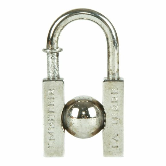 Authentic Hermès 2001 Silver L`HOMME PEUT EMBELLIR LA TERRE key holder - Picture 1 of 6